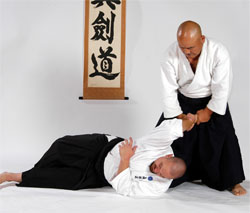 Obata-sensei performing yonkajō and yubiwaza